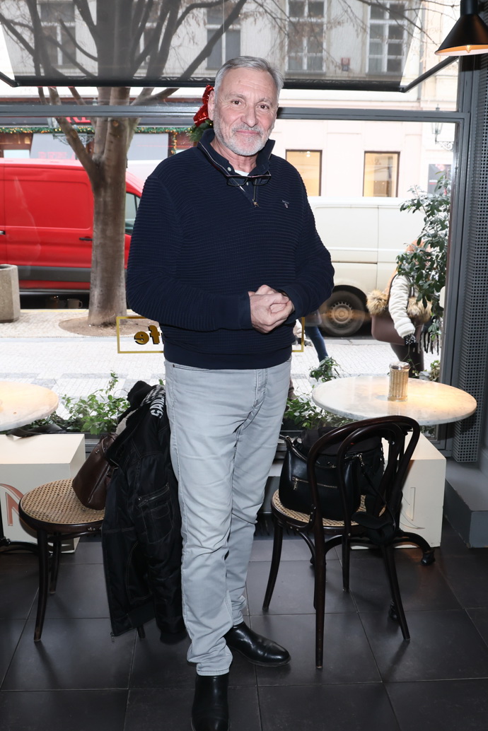 Jan Čenský oblékl tmavě modrý svetr Gant a béžové kalhoty. 