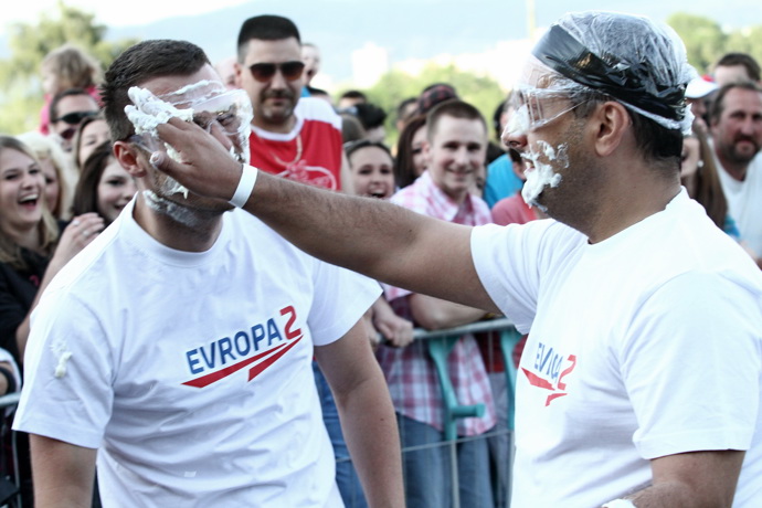 Útočilo se - jak jinak - našlehaným tvarohem. 