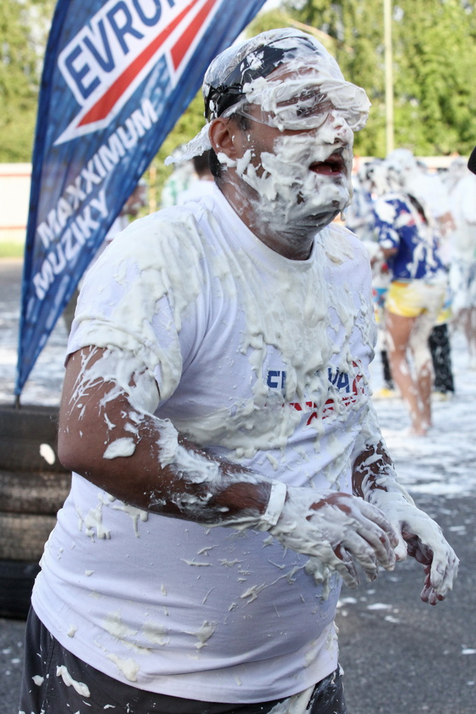 Patrik nakonec skončil od sladkého dezertu kompletně upatlaný. 
