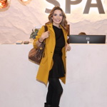 Eva Decastelo vyrazila na wellness v kabátu hořčicové barvy.