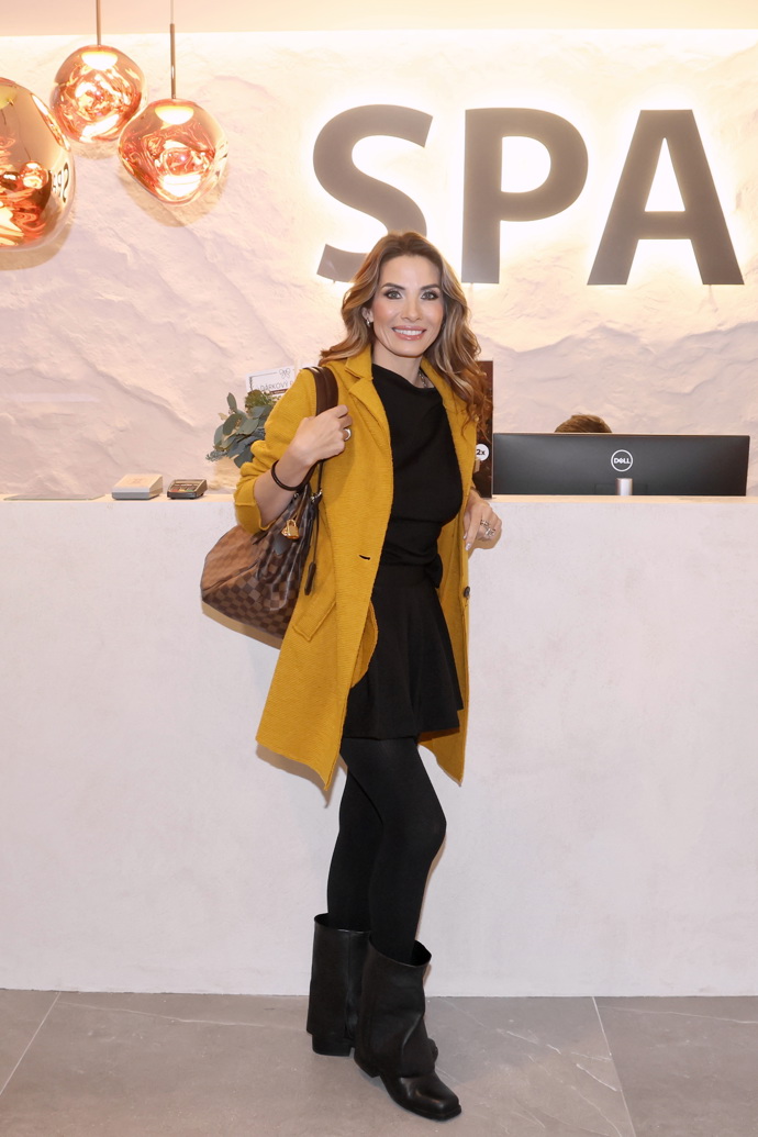 Eva Decastelo vyrazila na wellness v kabátu hořčicové barvy. 