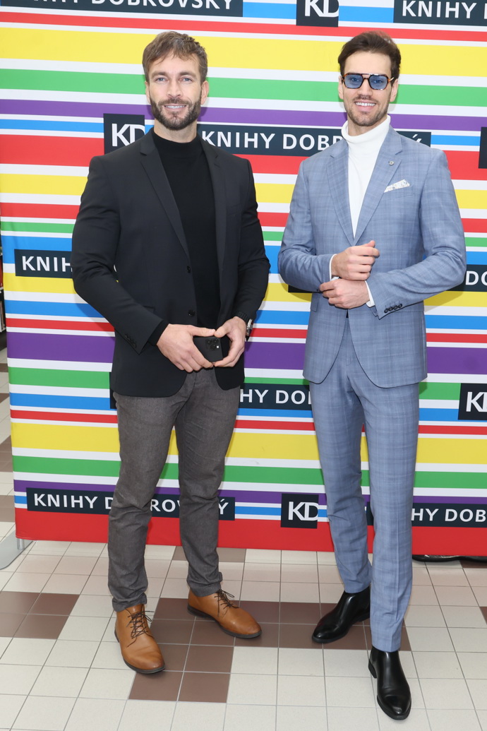 Citem pro módu oplývají i Muži roku. Vlevo je Muž roku 2024 Jakub Mádl, vpravo jeho nástupce Jiří Veselý.