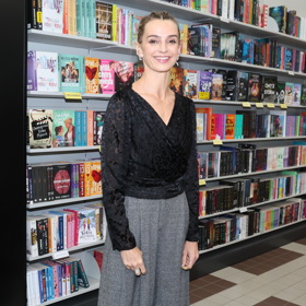 Kalhoty širokého střihu palazzo herečka doplnila padnoucí halenkou.