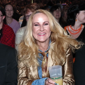 Vendula Pizingerová zase sametové sako doplňuje denimovou košilí a džínami.