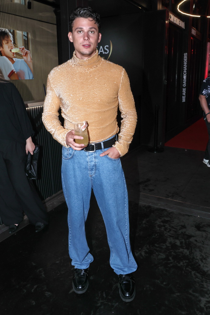 Zpěvák kombinuje snadno nositelné kousky s odvážnějšími.