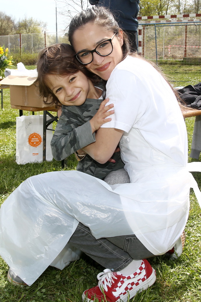 Zpěvačka žije na vesnici a čertů prý chodí v ulicích velké množství. 