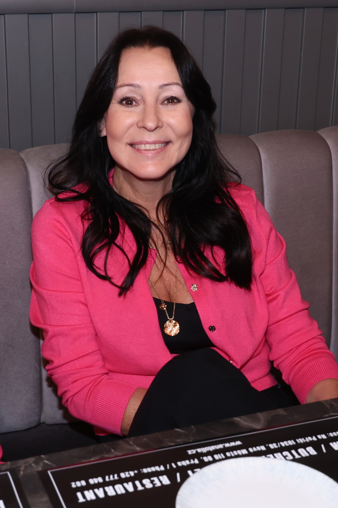 Na křest nového songu Martina Maxy oblékla Heidi Janků růžové sáčko. 