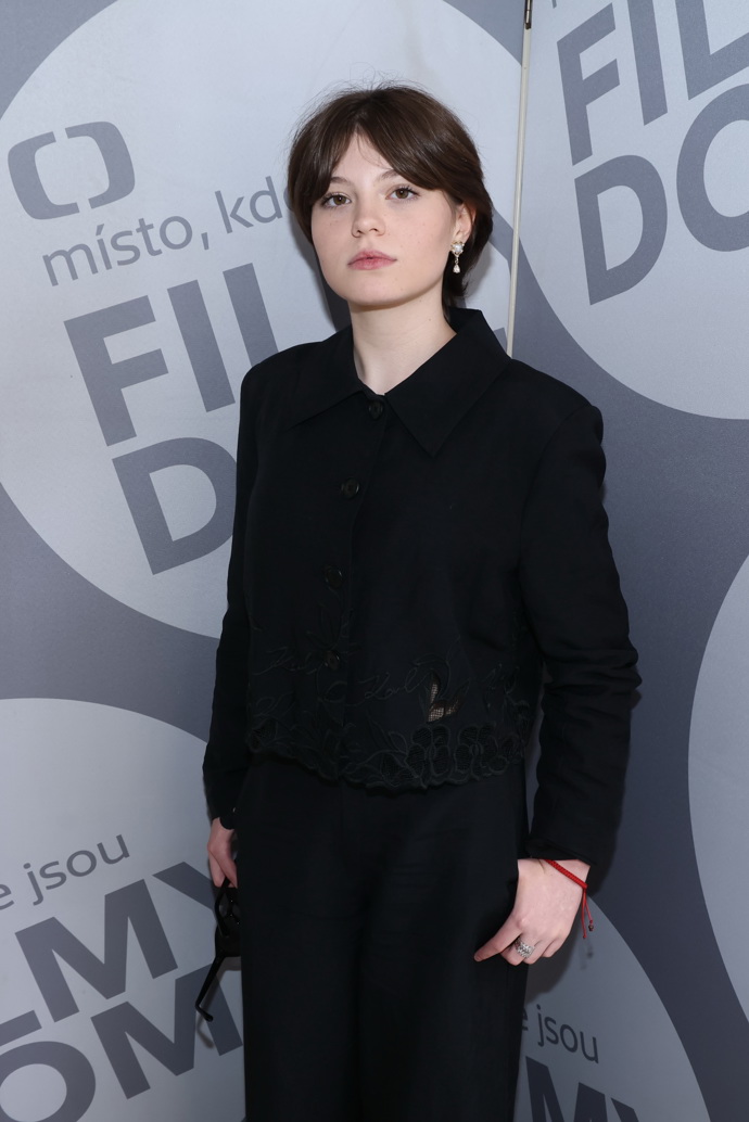 Ještě v létě na karlovarském festivalu měla Sophie vlasy o dost kratší. 