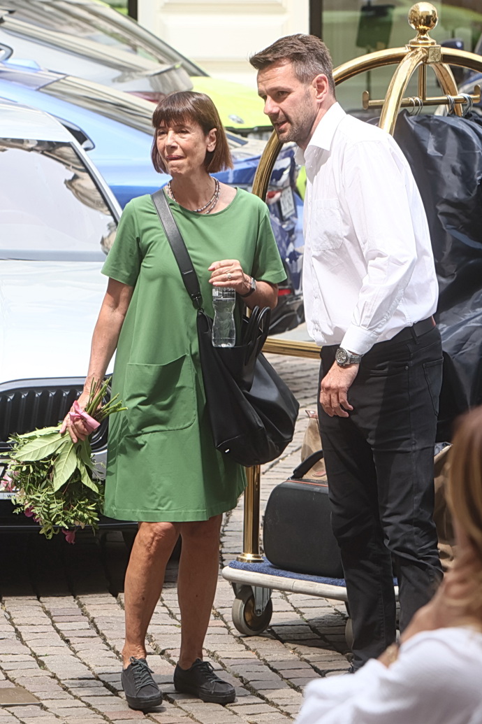 Andrea Bartošková šaty oblékla i při příjezdu na KVIFF před dvěma lety.