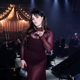 O necelý měsíc později róbu z dílny návrháře Tomáše Němce na Cenách Anděl vynesla Ewa Farna.