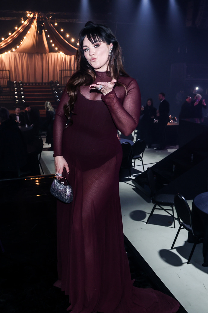 O necelý měsíc později róbu z dílny návrháře Tomáše Němce na Cenách Anděl vynesla Ewa Farna.