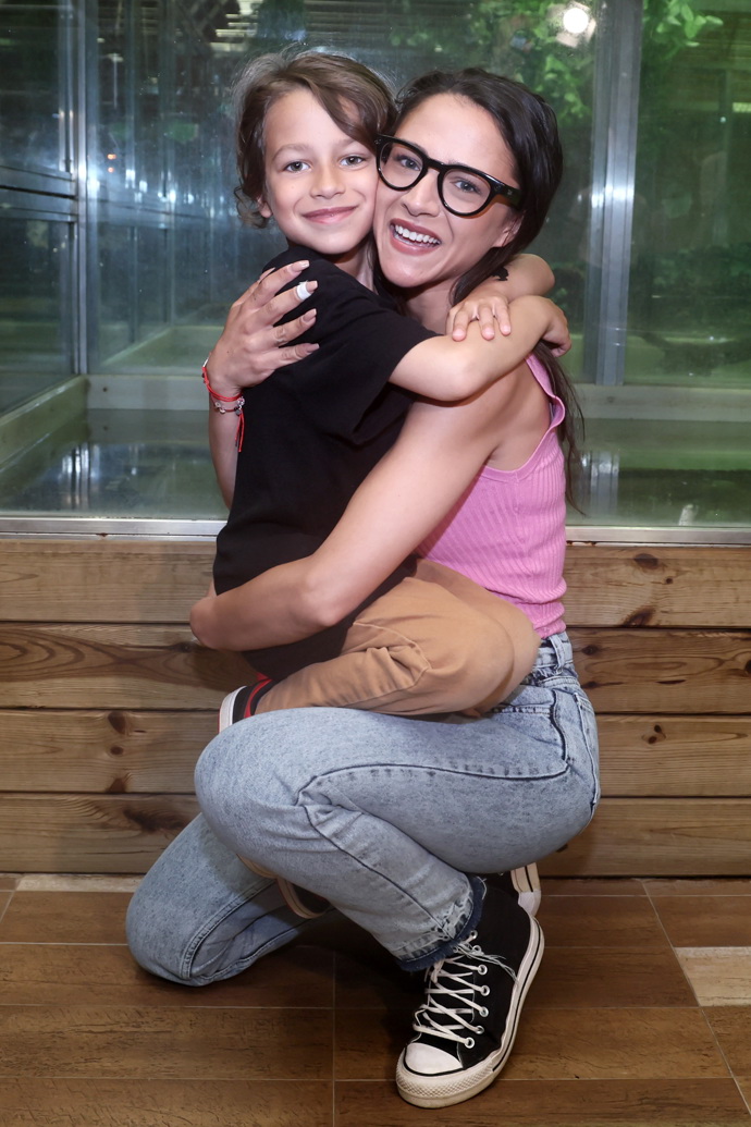 Starší syn Nathaniel už se jistě těší na Vánoce.  