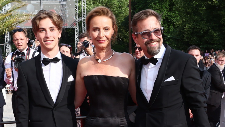 Lenka Vlasáková s manželem Janem a synem Maxmiliánem na červeném koberci.