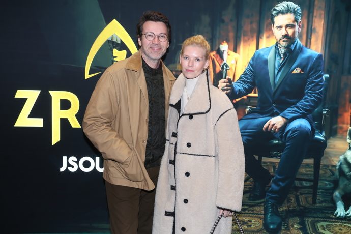 Herec, moderátor a bloger svými outfity také nikdy nezklame.