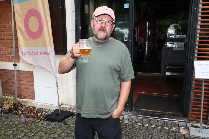 Karel Zima je nejen dobrý herec, ale i výjimečný charakter. Neváhal téměř neznámému člověku darovat ledvinu.