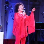 Jitka Zelenková byla v červeném monochromatickém outfitu nepřehlédnutelná i na pódiu. Zpěvačka byla jednou z účinkujících předvánočního koncertu Hvězdy vánoc v pražském Paláci Žofín.