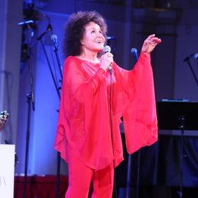 Jitka Zelenková byla v červeném monochromatickém outfitu nepřehlédnutelná i na pódiu. Zpěvačka byla jednou z účinkujících předvánočního koncertu Hvězdy vánoc v pražském Paláci Žofín.