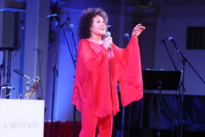 Jitka Zelenková byla v červeném monochromatickém outfitu nepřehlédnutelná i na pódiu. Zpěvačka byla jednou z účinkujících předvánočního koncertu Hvězdy vánoc v pražském Paláci Žofín.