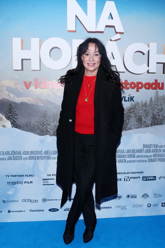 Na premiéru filmu Na horách oblékla zpěvačka výrazný červený svetřík.