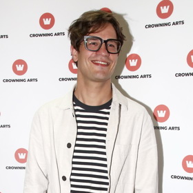 ...ale také o šikaně, které musel čelit na konzervatoři ze strany učitelů. Podle svých slov má "v ksichtu" něco, co ostatní dráždí.