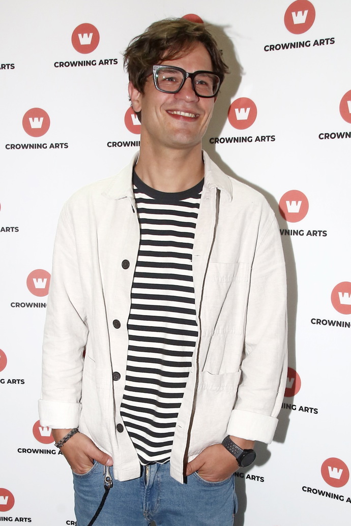 ...ale také o šikaně, které musel čelit na konzervatoři ze strany učitelů. Podle svých slov má "v ksichtu" něco, co ostatní dráždí.