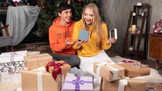 Čím na Vánoce potěšit milovníky moderních technologií? Tipy na dárky, které je ohromí