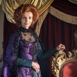 Jana Plodková nosí v Záhadě strašidelného zámku objemnou paruku. 