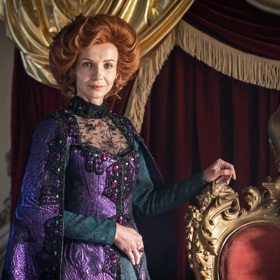 Jana Plodková nosí v Záhadě strašidelného zámku objemnou paruku. 