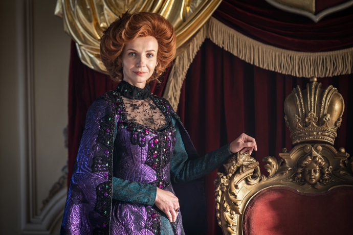 Jana Plodková nosí v Záhadě strašidelného zámku objemnou paruku. 