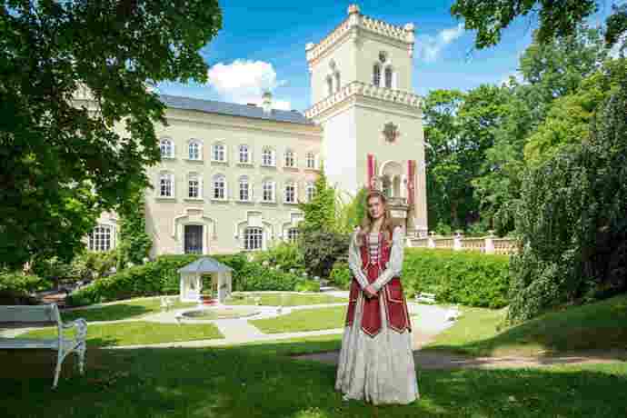 Pohádka Záhada strašidelného zámku je o princezně Elvíře, která pořádá na zámku Strašperk strašidelné prohlídky, aby vydělala peníze navíc. 