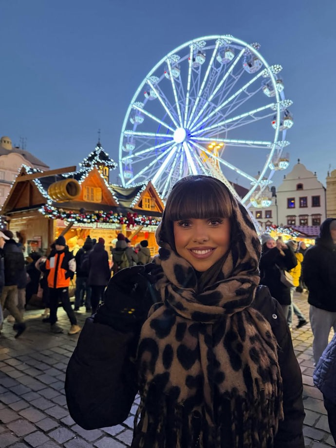 Účastnice Love Islandu na vánočních trzích.