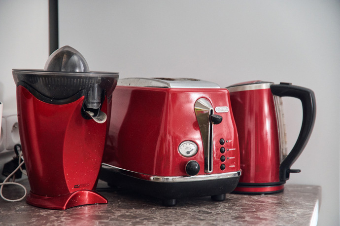 V kuchyni je mnoho červených doplňků.