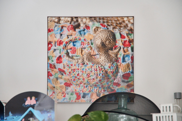 Kuchyni zdobí jeden z mnoha obrazů, Hnaka Křížková jich má v bytě nepočítaně.