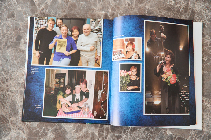 Hanka na jevišti při koncertu