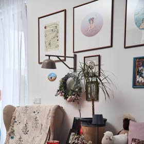 Křeslo, ve kterém sedává s nohama nahoře.