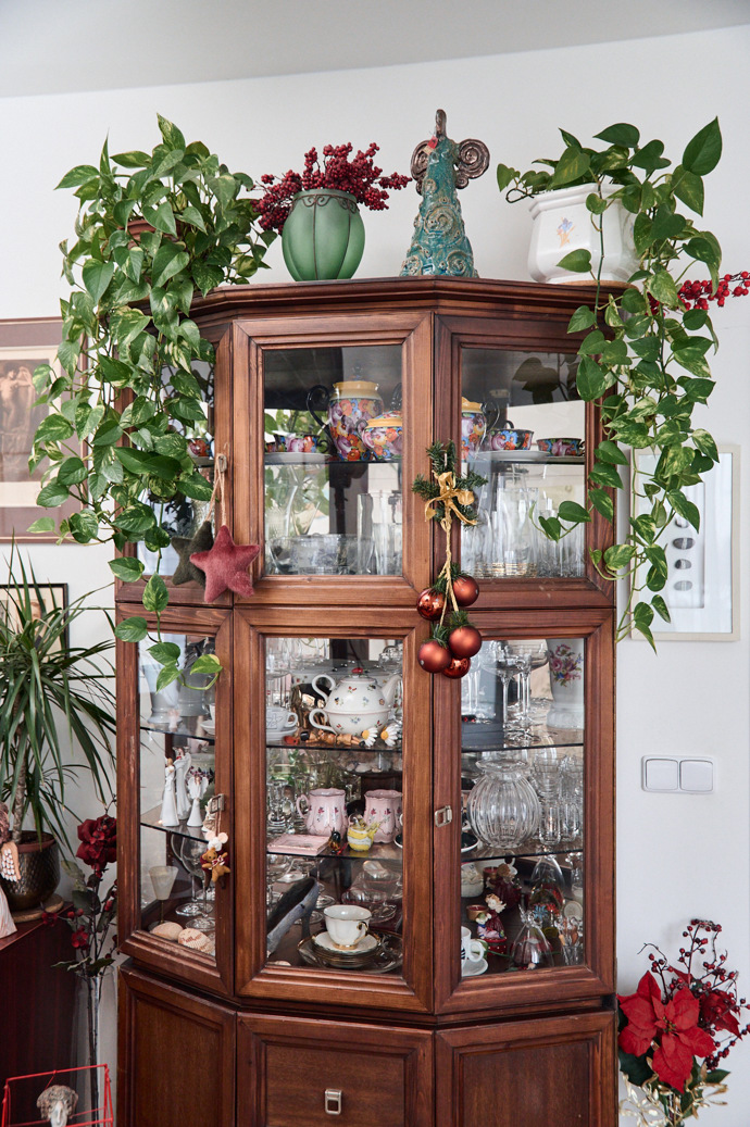 Skleník je plný krásného porcelánu.