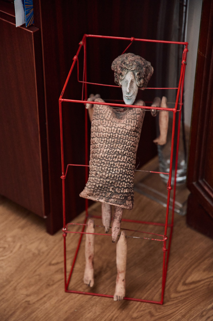 Loutka, jedno z děl, které dostala od skvělého keramika Petra Kracíka z Ostravy.