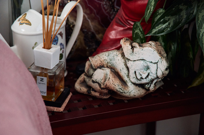 Při detailním pohledu zjistíte, že jde o sošku ženy...