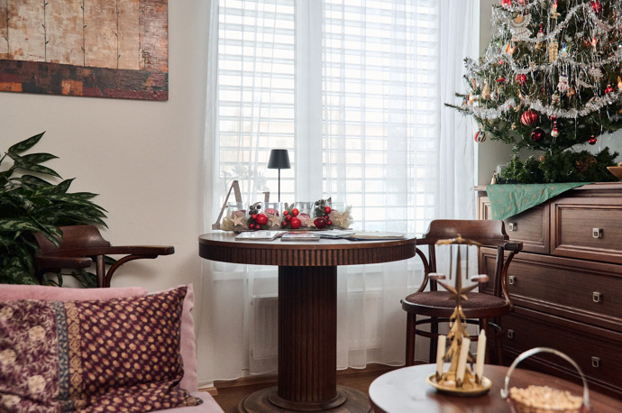 Stolek, u kterého se Hanka Křížková učí.