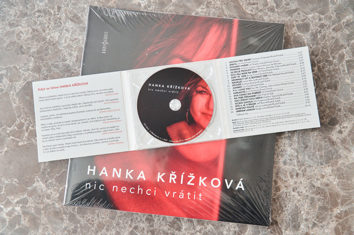 V bookletu se o Hance mnohé dozvíte.