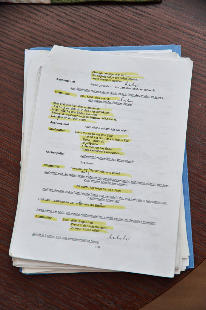 ...tak velký, že cestuje i do německy mluvích zemí, a tady je scénář, který se Hanka Křížková právě učí.