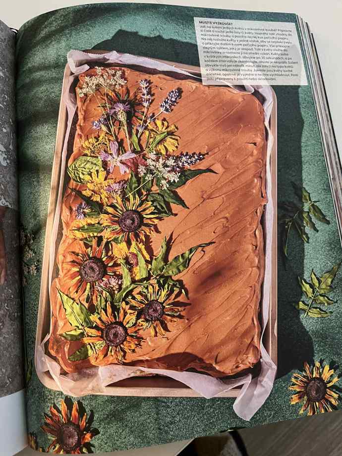 Dekorování kefírové buchty jedlými sušenými květy podle Josefa Maršálka.