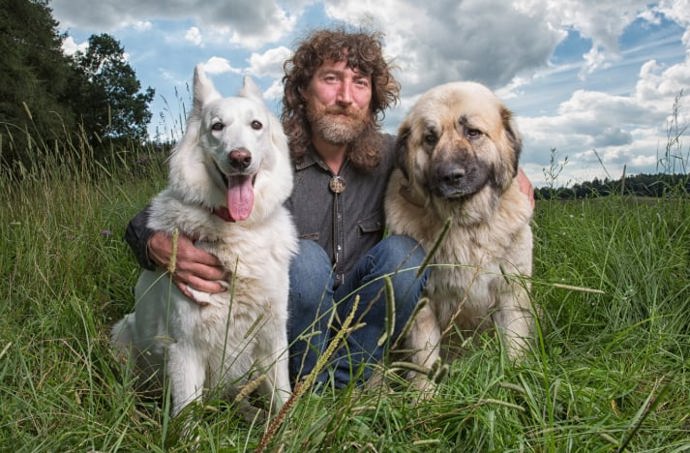 Rudolf Desenský je praktik v oboru psychologie a poruch chování psů.