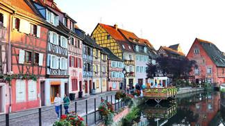 Pestrobarevné ulice mají nezaměnitelnou atmosféru.