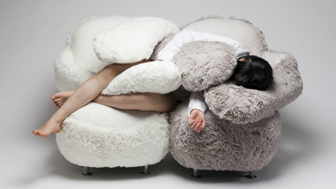 Free Hug Sofa vás doslova pohltí.