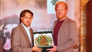 Tomáš Sedláček si za  významný přínos k popularizaci alternativního přístupu k ekonomii vysloužil skleněnou poctu – Honour of Ekotopfilm.