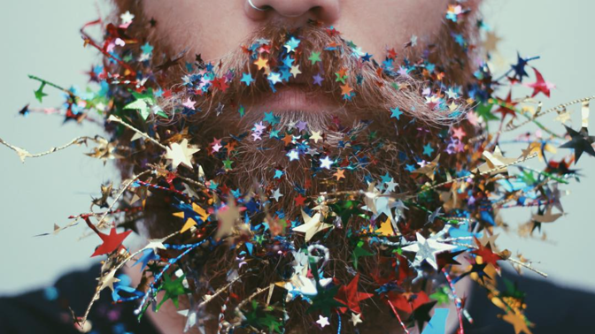 Ti, co si pěstují plnovous, budou letos potřebovat dvě sady vánočních ozdob...