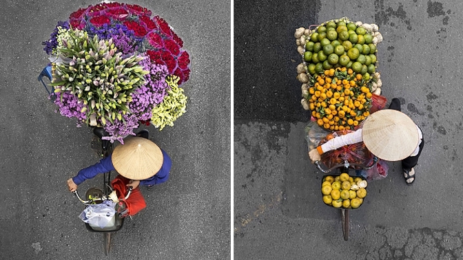 Pouliční prodavači v Hanoji vstávají ve 4 hodiny ráno a celý den tráví na nohou.