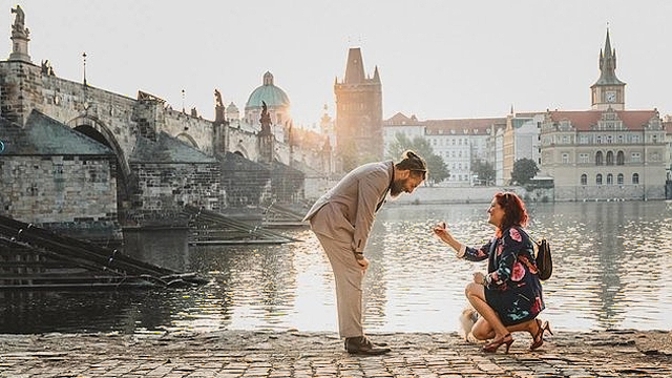 Sonjin snoubenec je z linie Dumasových, do které patřil i spisovatel Alexandre Dumas.