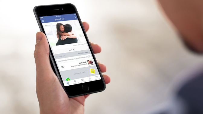 Připomínat si úmrtí blízké osoby? Facebook už k tomu nebude pobízet.